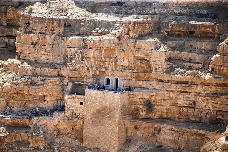 يقع مار سابا في المنطقة "ج" والتي تخضع تحت السيطرة الإسرائيليّة الكاملة