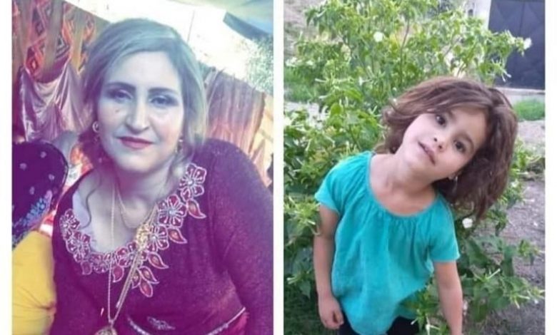صورة متداولة عبر وسائل التواصل للمرأة وابنتها