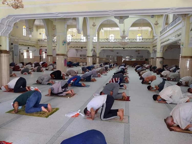 هل يستطيع الموظفون في المسجد تنظيم المصلين؟