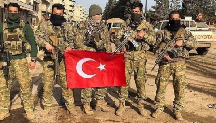مقاتلون سوريون من فرقة "السلطان مراد" يرفعون علم تركيا