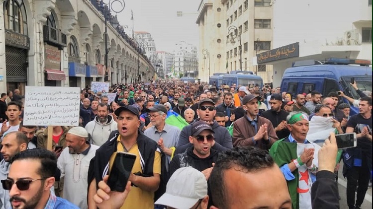 كرسّت الدولة الجزائرية كلّ مواردها الإعلامية للترويج لهذا الاستفتاء