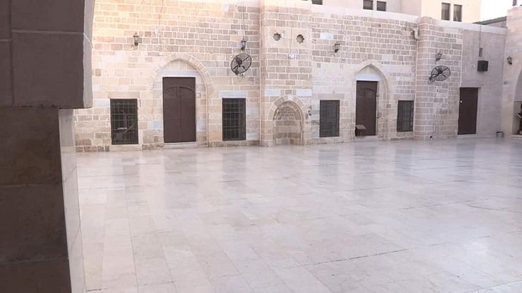 تسمية المسجد تعود إلى مؤسّسه، الأمير المملوكي شهاب الدين أحمد بن أزفير الظفردمري