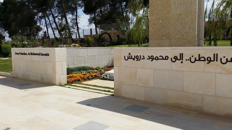 رحل درويش في الولايات المتحدة الأمريكية يوم السبت 9 آب (أغسطس) 2008