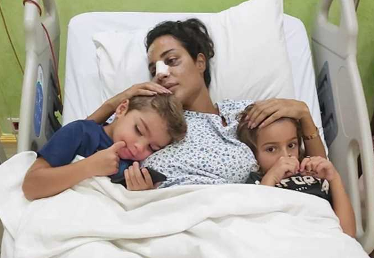 نادين نجيم وأبنائها في المستشفى عقب إصابتها بانفجار مرفأ بيروت