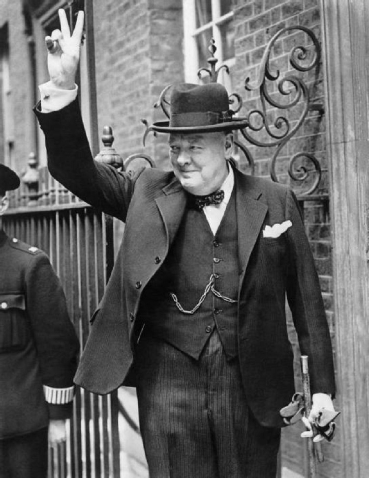 ونستون تشرشل يصنع إيماءته الشهيرة V for Victory في عام 1943