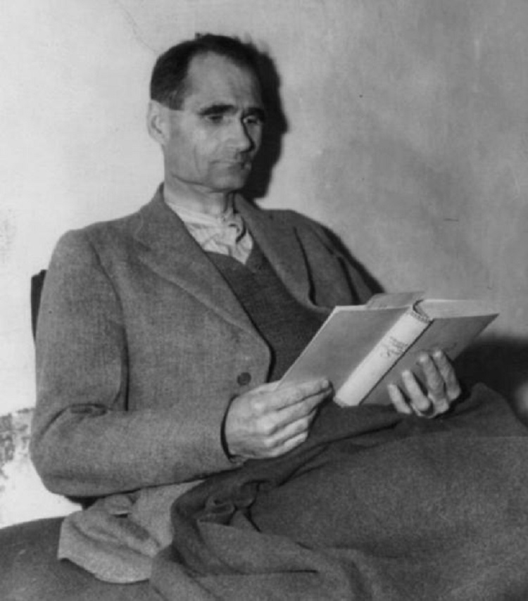 هس في زنزانته في سجن لاندسبيرج في نوفمبر 1945 في انتظار المحاكمة