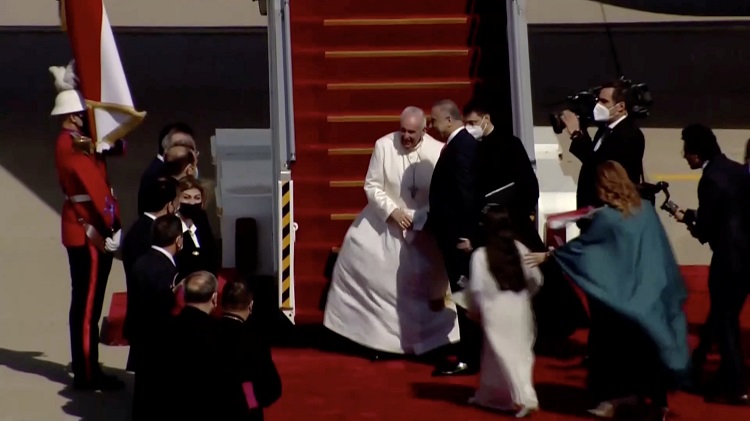 الكاظمي في استقبال البابا فرنسيس