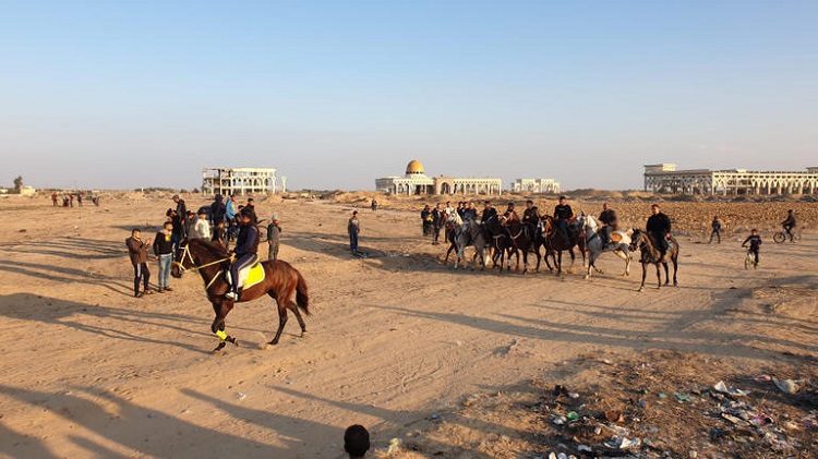 يتمّ تنظيم سباقات الخيل والهجن، وكذلك السيارات، بعد عصر يوم الجمعة من كلّ أسبوع