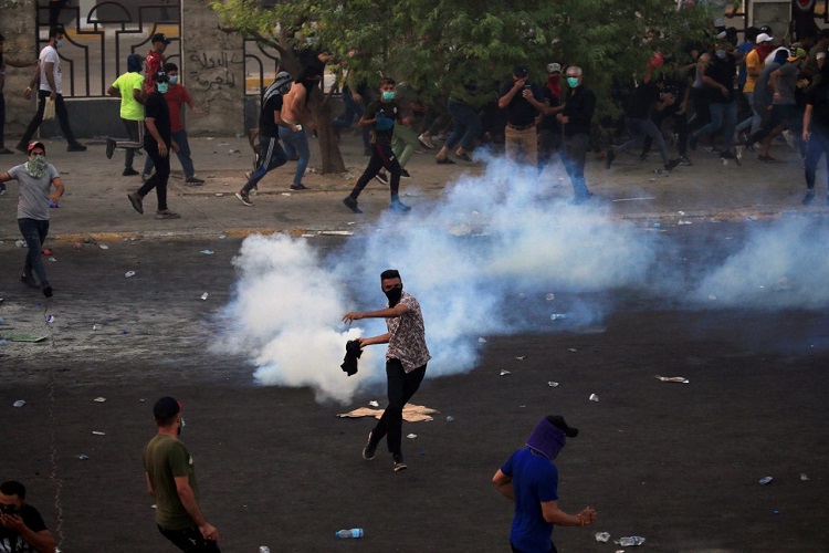 أصيب عدد من عناصر الدفاع المدني بجروح متفاوتة بعد رشقهم بالحجارة من قبل بعض المجموعات
