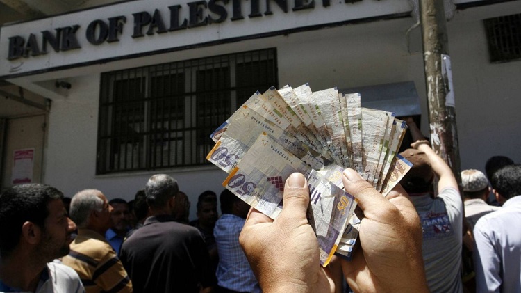 تواجه السلطة الفلسطينية أزمة مالية واقتصادية هي الأشدّ منذ تأسيسها، عام 1994