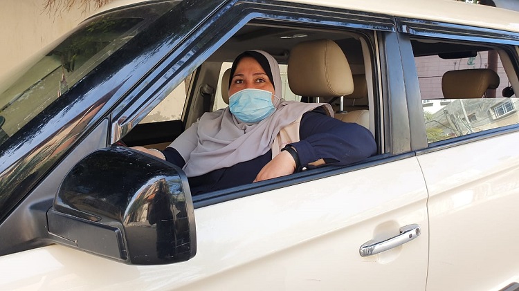 أثناء عملها تتعرّض للمضايقات والأحاديث الجانبية