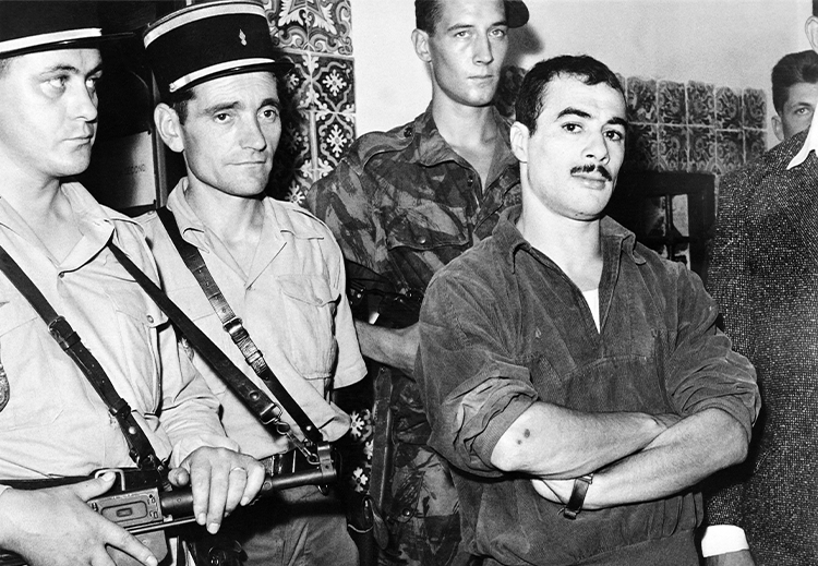 ياسف سعدي لدى اعتقاله من طرف فرقة المظليين الفرنسيين سنة 1957