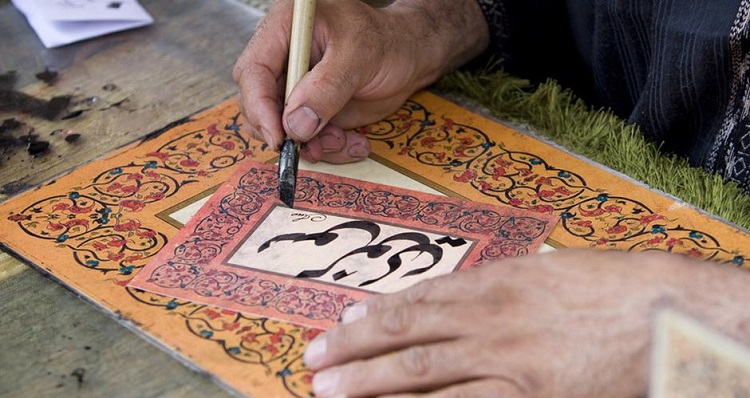جعل اللغة العربية لغة رسمية لا ينفي هذا التنوع في اللهجات واللغات داخل العالم العربي