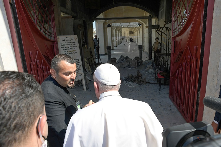 زار البابا كنيسة الطاهرة التي دمرها التنظيم، والتي أعيد ترميمها بالكامل