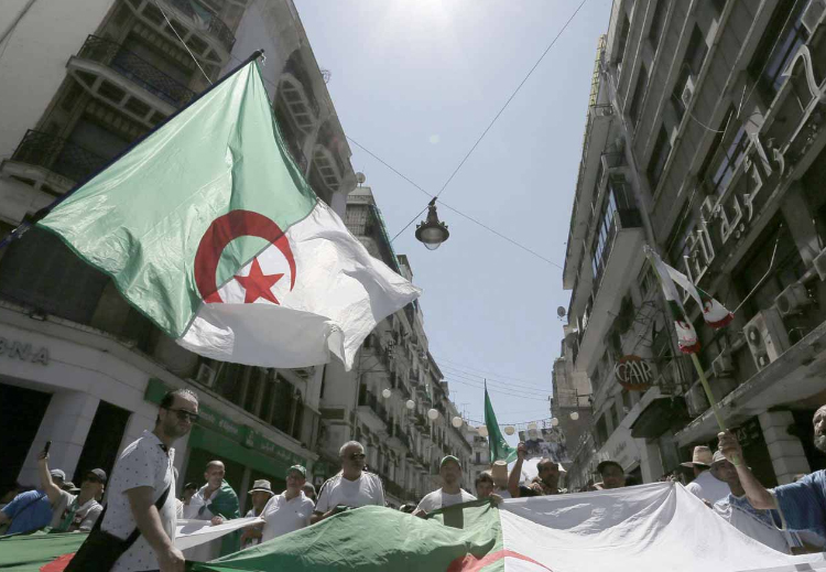 مأزق الحراك والسلطة يشتدّ في الجزائر