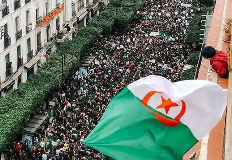 متظاهرون جزائريون يردّون على قناة "الجزيرة".. صور