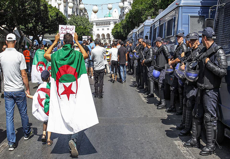 قانون الانتخابات في الجزائر يستبعد هؤلاء..