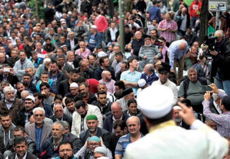 منظمة إخوانية تخدع سياسيين بألمانيا بمبادرة تبرعات