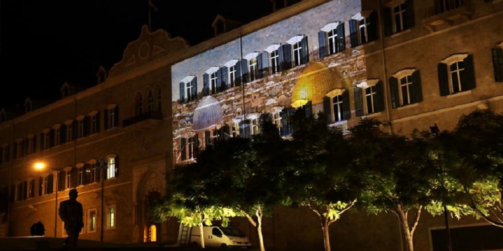 واجهة السراي الحكومي في بيروت مضاءة بصور للمسجد الأقصى وكنيسة القيامة
