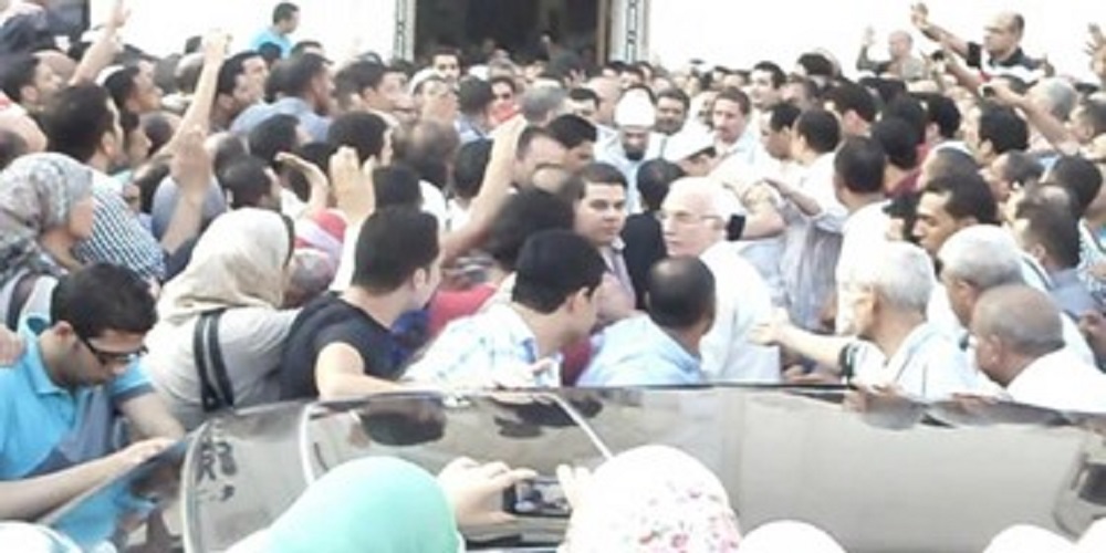 مريدو الشيخ صالح أبو خليل يتوافدون إلى مقرّه