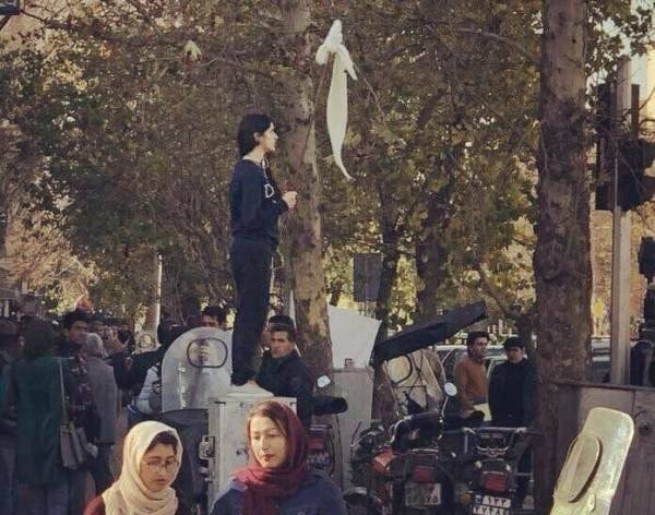 المرأة التي خلعت الحجاب في الاحتجاجات الإيرانية العام الماضي