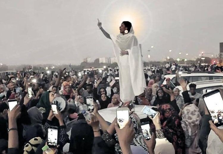 آلاء صلاح.. تحوّلت صورتها إلى أيقونة للاحتجاجات في السودان