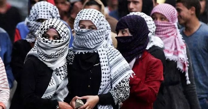 فتيات يتصدرن المواجهات مع الاحتلال في فلسطين في تشرين الأول 2015