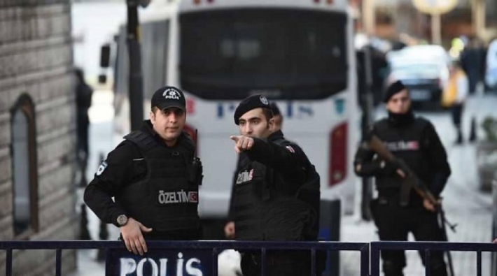 بعد الاجتماع الأخير بأيام قليلة بدأت عناصر من قوات الشرطة والأمن في تركيا تنتشر في الشوارع