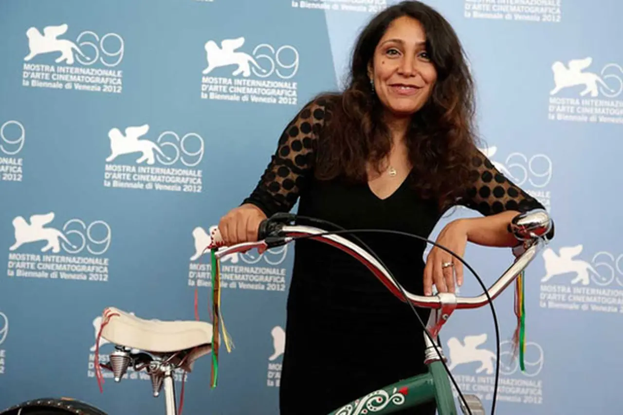 تُغير هيفاء المنصور من أدواتها لكنّها لا تتخلّى عن قضيتها