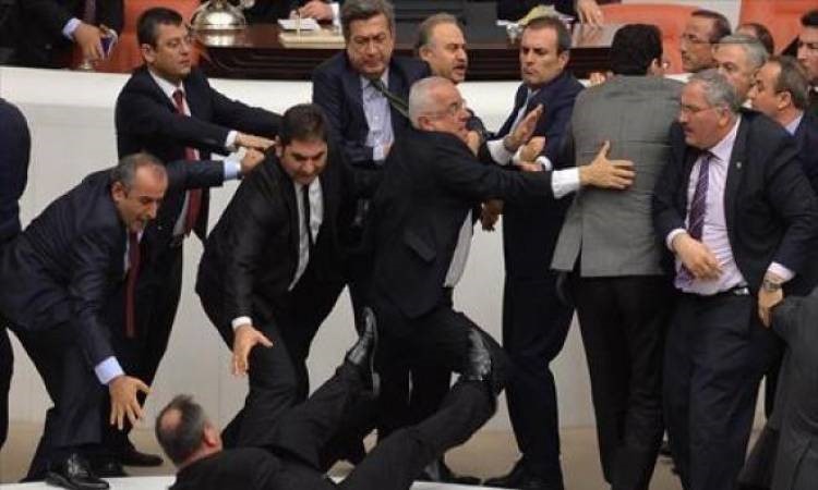 اشتباكات في البرلمان التركي على إثر تمرير قانون "حراس الليل" 