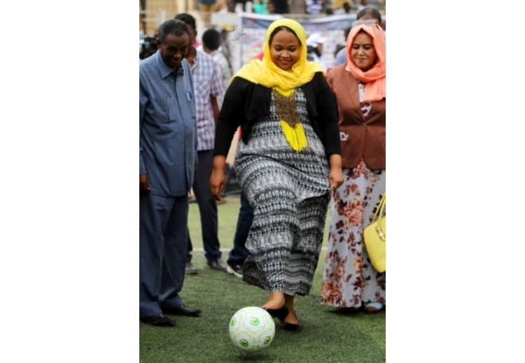 الوزيرة تفتتح المباراة الأولى للدوري النسائي