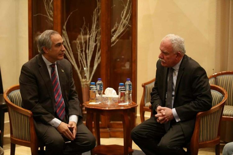 فرانسيسكو شهوان (يسار) في لقاء مع وزير الخارجية الفلسطيني رياض المالكي في بيت لحم