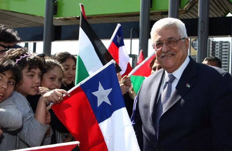 الرئيس الفلسطيني محمود عباس في زيارة إلى تشيلي عام 2009