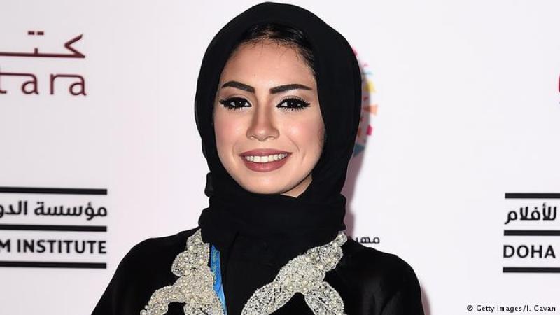 يتابعها أكثر من 4 ملايين شخص عبر تطبيق أنستغرام، اختارت أن تؤلّف مقاطع تسجيلات مرئية مضحكة ومرحة، تتألف من حوارات تمثيلية بين الرجال والنساء، تقيم دارين في المملكة العربية السعودية، وتعدّ من أهم نجوم قناة موقع يوتيوب الهزليةHowaWaHeya" ".