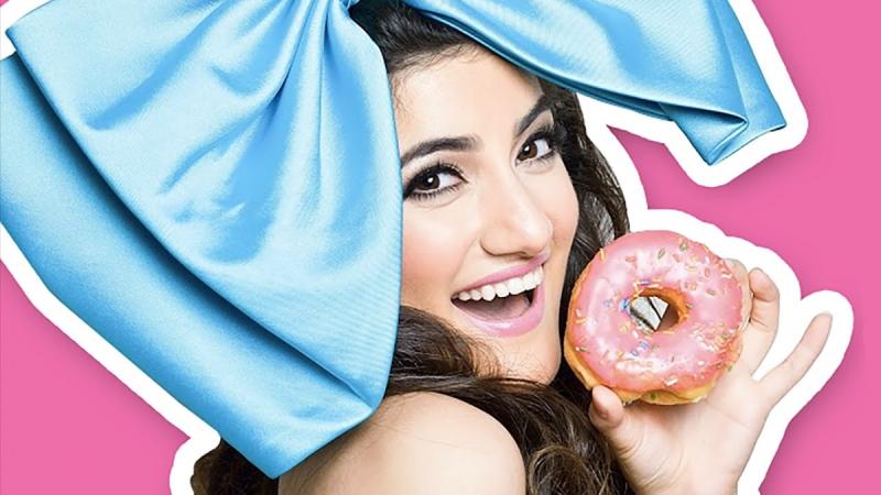 نجمة في موقع يوتيوب، ومؤسسة "HaylaTV"، تبلغ 21 عاماً، وتقيم في إمارة دبي، كانت قد أطلقت قناتها الإعلامية المتخصصة في أسلوب الحياة على موقع يوتيوب، في حزيران (يونيو) 2013، واستطاعت أن تجذب لها الكثير من المشاهدات والمشاركين، الذين بلغ عددهم نحو 3.8 مليون مشترك، كما أسست "HaylaCouture"، وهو متجر ثياب خاصّ بالعرائس والسهرات.