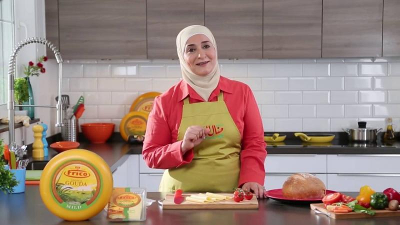 أطباقها سحرت روّاد موقع الأنستغرام، وصارت اسماً على مسمى: منال العالم؛ حيث يتابعها كثير من رواد هذا العالَم، لاحترافها المبهر في الطبخ وتحضير الأطباق. تنشر منال مقاطع مصوَّرة عن أطباق عربية وشرق أوسطية، عبر قناتها على يوتيوب، التي تضم أكثر من 700 ألف مشترك، وقد ألّفت عدّة كتبٍ في مجال تخصّصها.