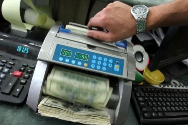 في حال فشلت الخيارات فلا يتبقَّى سوى خيار أخير وهو الاقتراض من البنوك الفلسطينية لعدة شهور فقط