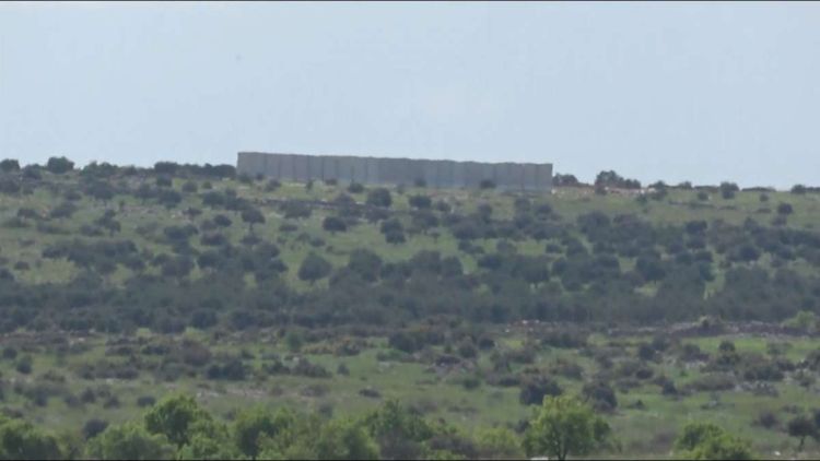 الجدران التي تبنيها تركيا حول عفرين بشكل مجزأ حالياً