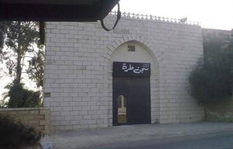 بدأ يصلي بمفرده، هو والسماوي، واعتزلا جماعة الإخوان بسجن طرة