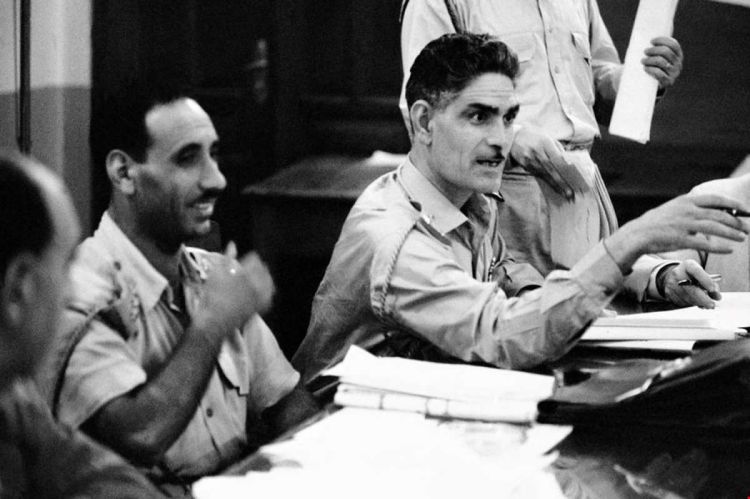 عبد الكريم قاسم تقرب من الشيوعيين في البداية وتخلى عنهم لصالح القوميين الذين انقلبوا عليه