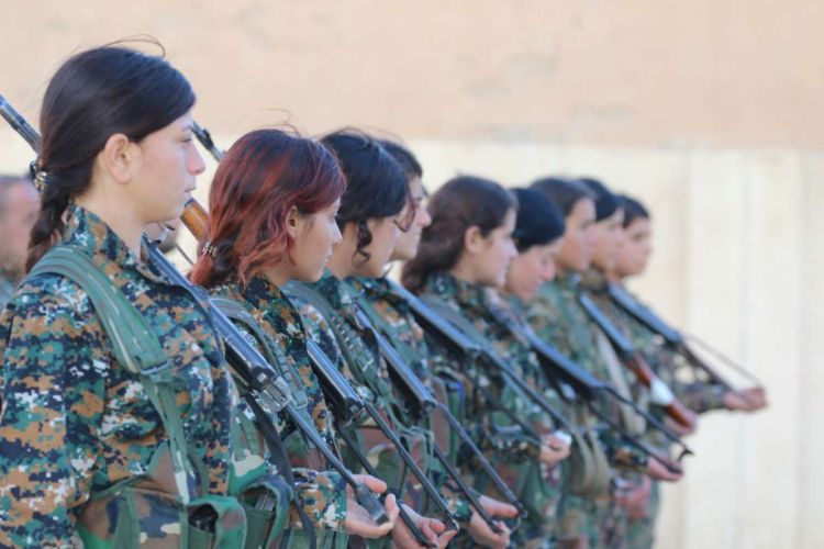 مقاتلات إيزديات بعد انضمامهن لقوات الحشد الإيزدي في سنجار العراقية