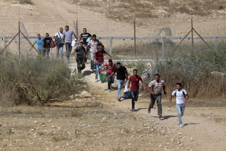 يلجؤون للالتفاف على الحواجز العسكرية الإسرائيلية