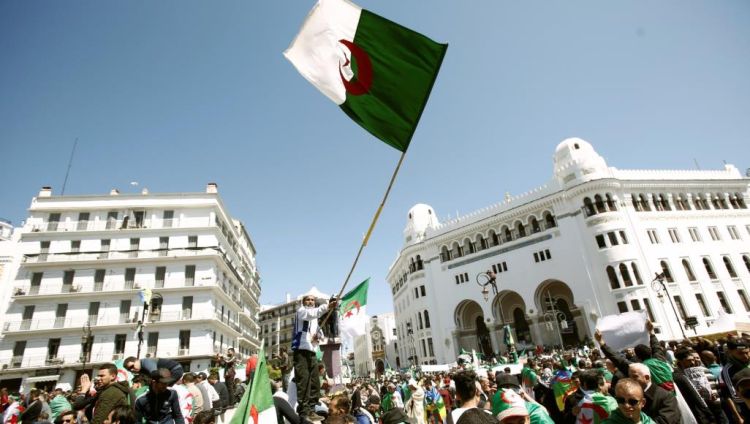 شباب الحراك يناضلون في الميدان منذ أحد عشر شهراً