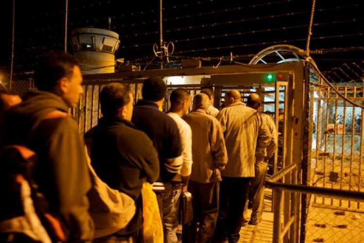 عدد العمال الفلسطينيين الذين يعملون داخل "إسرائيل" يقدَّر بحوالي 160 ألفاً