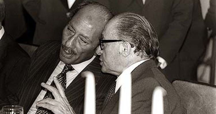 رئيس الوزراء الإسرائيلي، مناحيم بيغن، والرئيس المصري، أنور السادات
