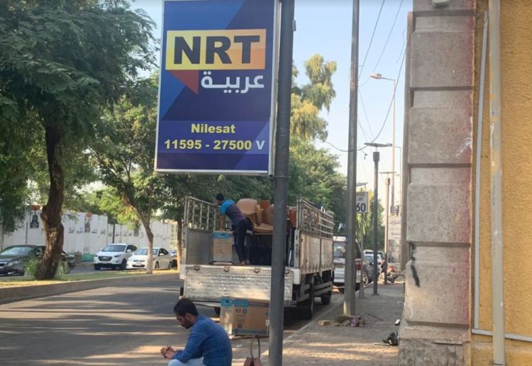 عاملون في مبنى قناة أن آر تي، في بغداد، يفرغون المبنى بعد اقتحامه من قبل مسلحين مجهولين