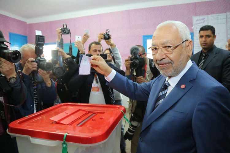 يرى محللون أنّ حركة النهضة قد ترشح الغنوشي لرئاسة حكومة تونس الجديدة