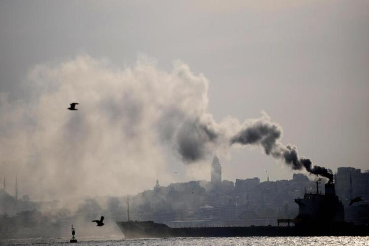 صورة لسفينة تنفث دخاناً كثيفاً على مضيق البوسفور في إسطنبول في 21 أبريل 2009