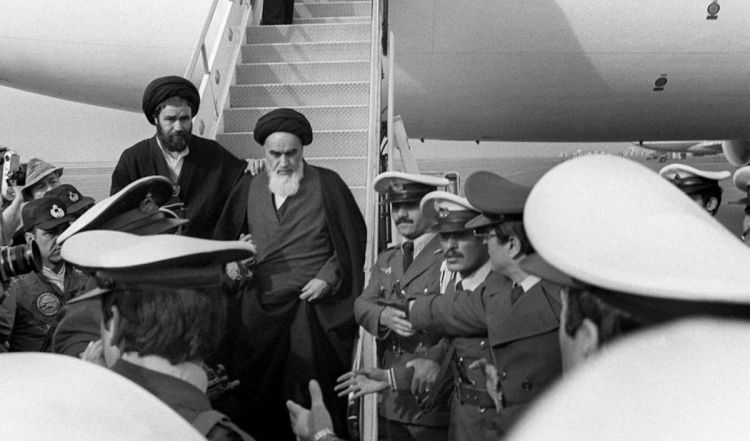 الخميني من الطائرة إلى كرسي الحكم، أما الثورة فإلى القمع