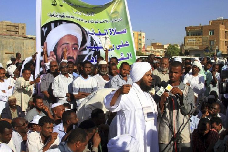 الإخواني المتشدد عبد الحي يوسف في لقطة أرشيفية وهو يصلي صلاة الغائب على أسامة بن لادن